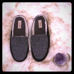 OluKai Alaula women’s slippers size 8.